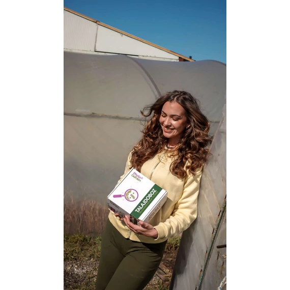 Vivi kezében a Talajdobozzal